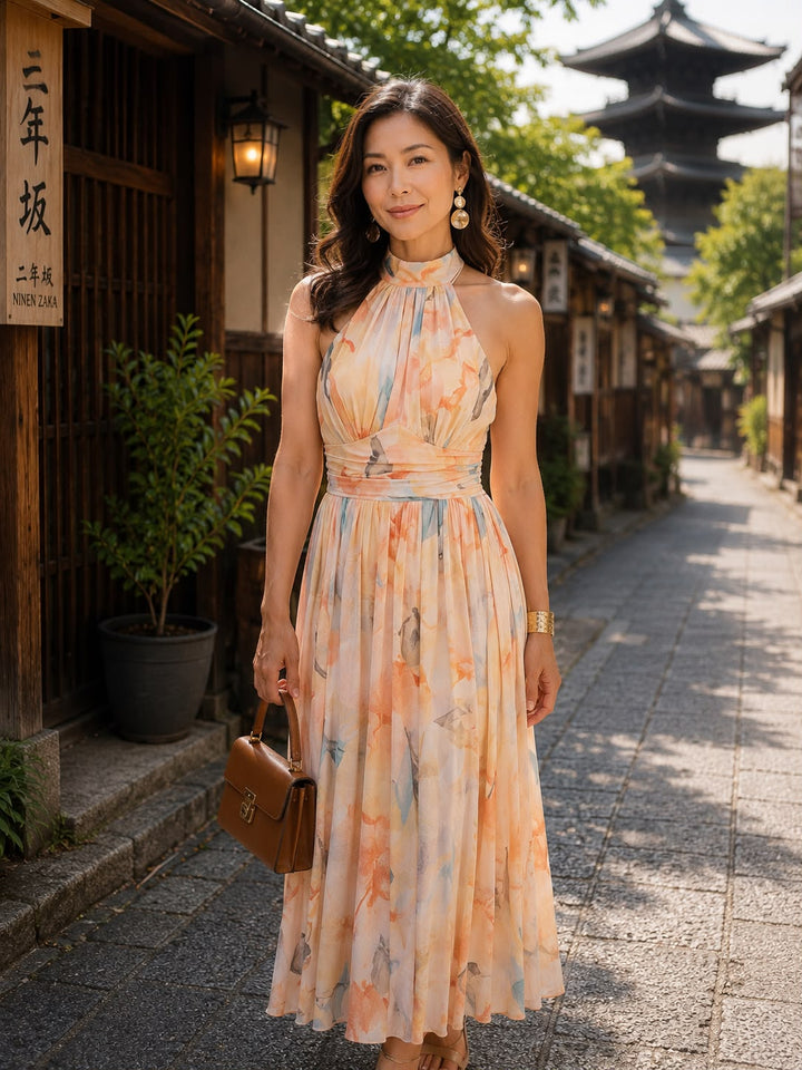さやか | 目を引く、水彩プリントのホルターネックワンピース